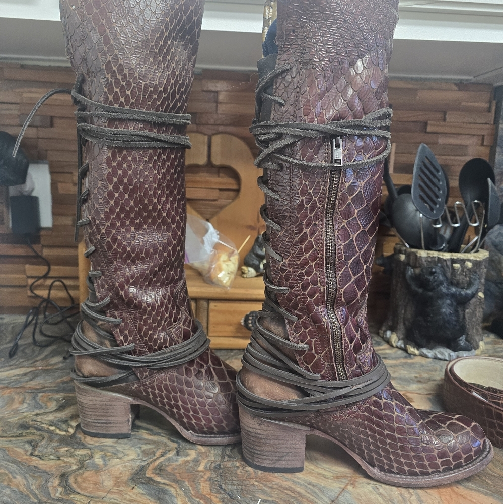 ๐ฆ๐ฆ OG Freebird Cognac Croco Coal Boots, Size 9, UNICORNS! ๐ฆ๐ฆ and matching belt - Picture 2 of 5
